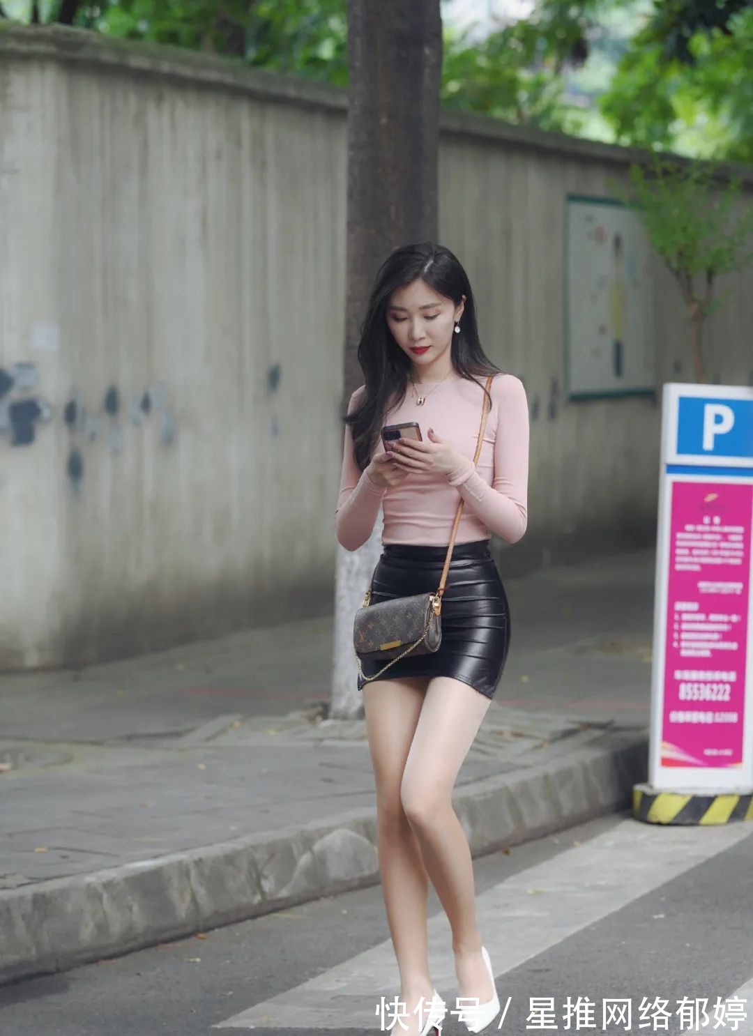 长发|街拍:穿黑裙的时尚女生,长发的女孩都好看