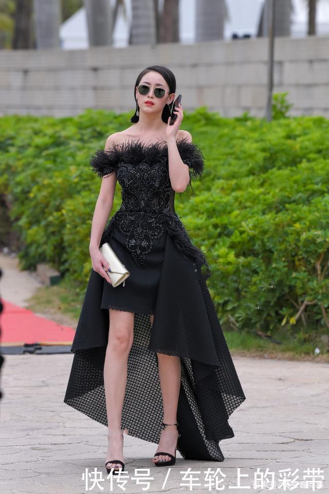 衬托|黑色连衣裙,搭配一字带凉鞋,衬托身材还有气质