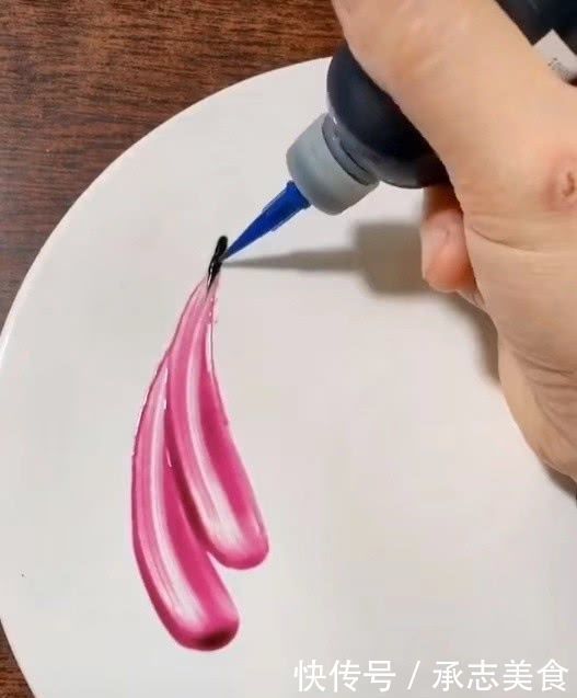 活力性!美术生在盘子上画画,刚开始太简单了,结尾画成了我吃不起的样子