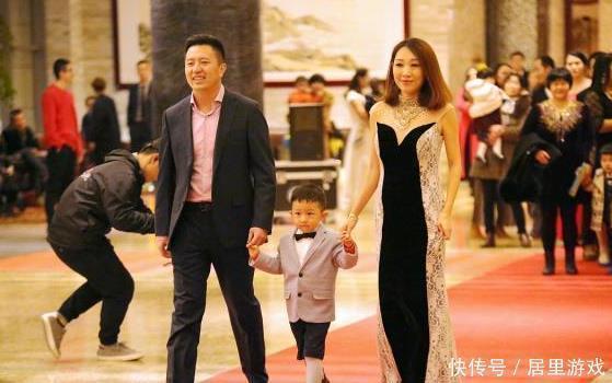 幼儿园|幼儿园举办毕业典礼,宝妈带着孩子争奇斗艳,网友:“拼妈”时代