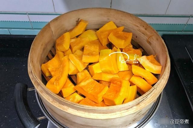 明天的早餐准备好了，用半个老南瓜搭配面粉做成了吐司，味道真好