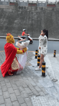 |搞笑GIF：太尴尬了 吓得我赶紧关上了门