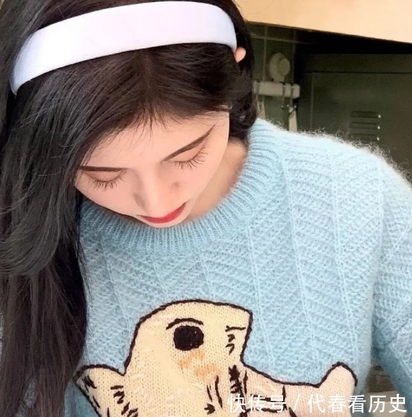 漫画|鞠婧祎晒新染的粉色头发!穿露背上衣卖萌,像漫画里出来的美少女