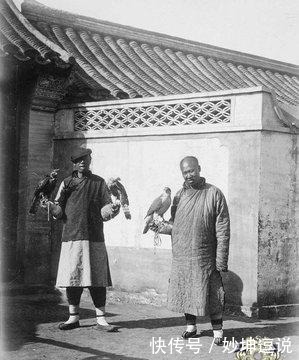 鸦片|老照片中的清末社会：富家子弟提笼架鸟抽鸦片，尽显亡国气象