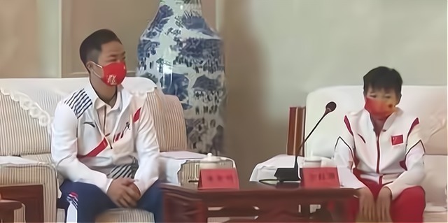 接待|全红婵接待现场“开小差”,和师姐交头接耳,领导在一旁正襟危坐