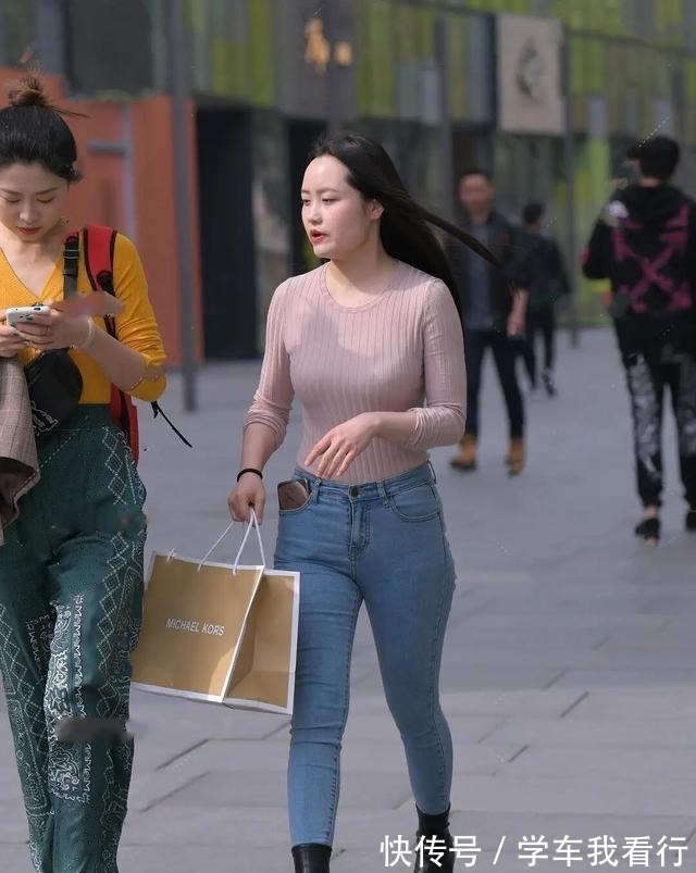 马思纯 灰色打底裤搭配性感吊带，拉长了视觉，显得比例协调！