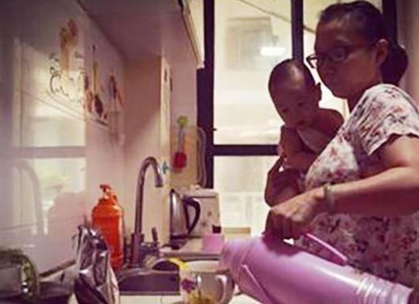 全职|喂完孩子盘子空了,90后宝妈怒翻餐桌,丈夫反手给她一巴掌