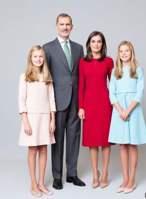 西班牙|真正的贵族穿搭都简约，看西班牙公主莱昂诺尔，穿红色套裙真高级