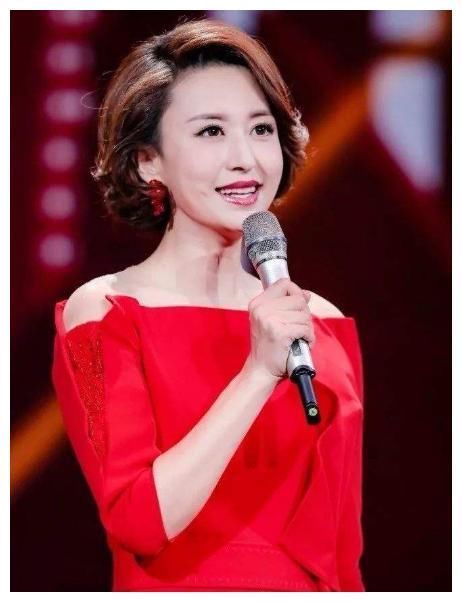 她是央視主持人，丈夫比她大20歲，站一起像父女