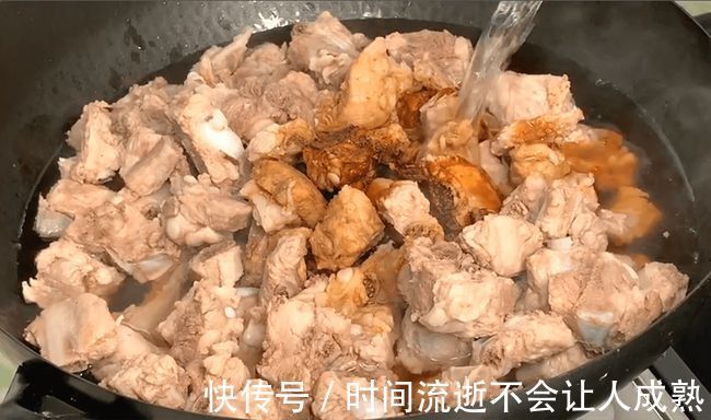 反复提醒，炖排骨时万万不要先焯水，牢记这2步，排骨鲜嫩无腥味