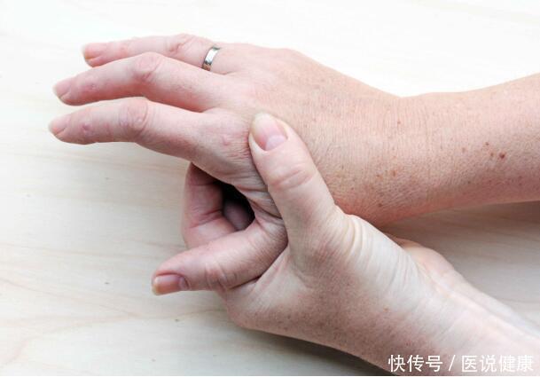 发育不良|身体出现四个异常信号，或与颈动脉狭窄有关，发现后，谨防脑梗