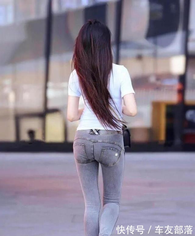 白色连衣裙 牛仔裤是懒人出门快速穿搭服饰,新颖的剪裁设计,舒适清爽!