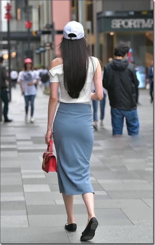 暗夜时尚|暗夜时尚:小姐姐淡蓝色裙子,走在街区太靓丽了