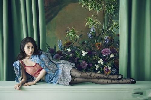 模仿杨幂？关晓彤大秀美腿，修图失误翻车了