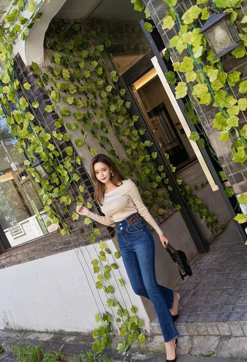 牛仔短裤|美女身穿紧身牛仔裤，搭配咖色小吊带，性感十足！