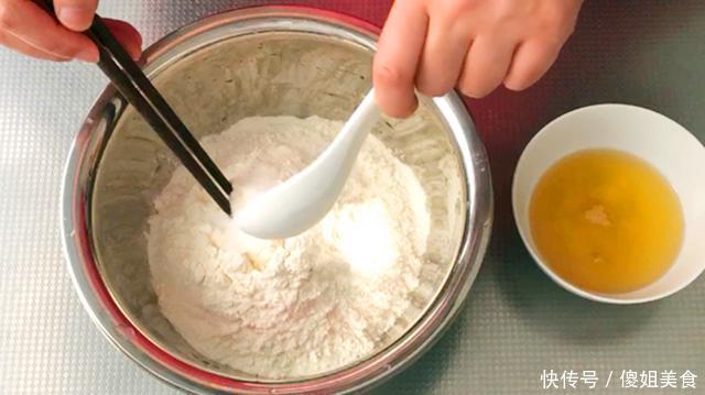  我家红豆从不熬粥喝，加一碗面粉，简单一做，出锅比蛋糕还好吃