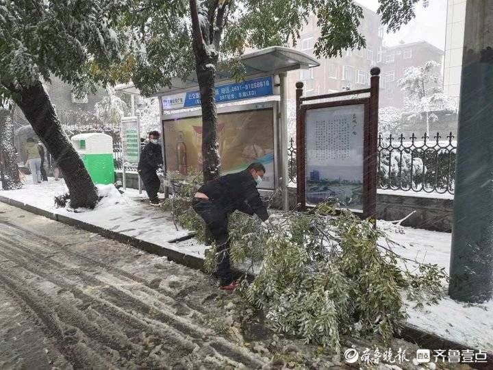 积雪|冒严寒公交志愿者清扫积雪，9个小时连轴转确保市民安全出行