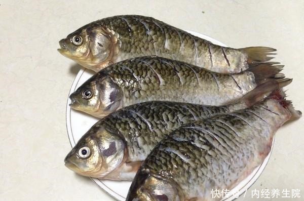 鱼刺卡在喉咙里,吞米饭喝醋都不行,教你这2招,鱼刺自己跑出来
