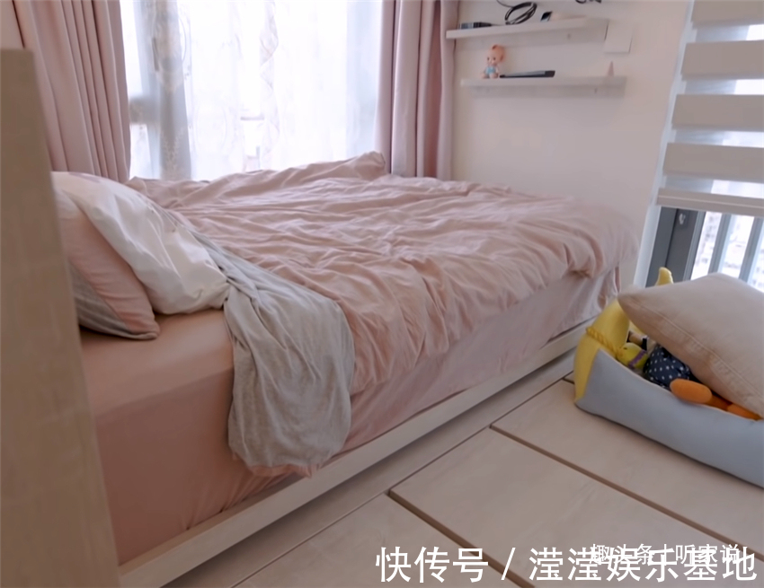 悬柜|香港90后夫妻买下35㎡小家,利用3米层高做书房,一层当两层