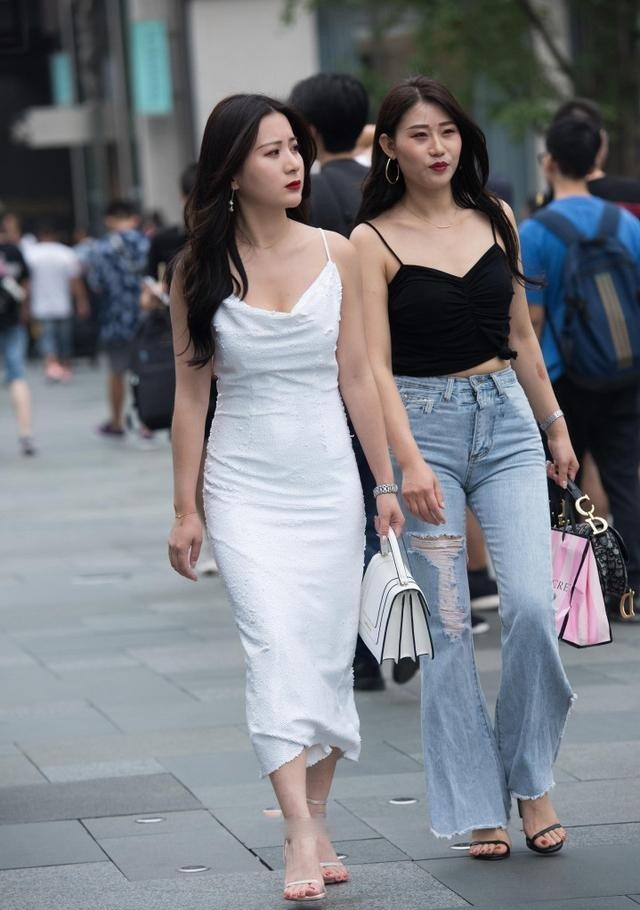 吊带衫 小姐姐一件吊带衫搭配牛仔裤,松展现出靓丽洒脱的气质