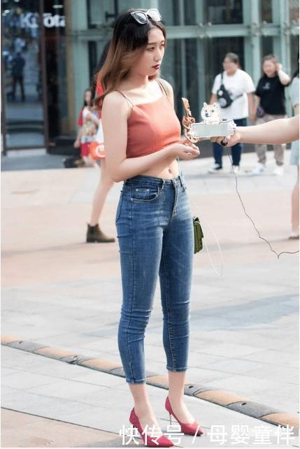 粉红针织吊带搭配浅蓝色紧身牛仔裤,时尚修身,尽显苗条身材