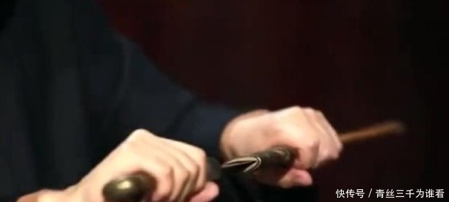 马未都中国刀客回势出刀,日本刀客反手拿刀,顺势就是一刀!