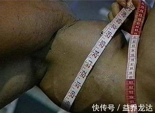 健美界|世界上超大的健美运动员,体重400磅,每天要吃1.2万卡路里