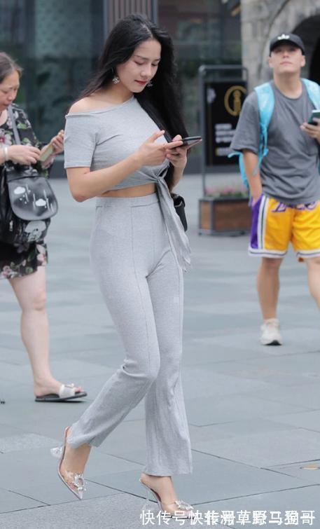 女人味|夏季穿腻了“靓丽”衣服?不妨试试高级灰修身套装,知性有女人味