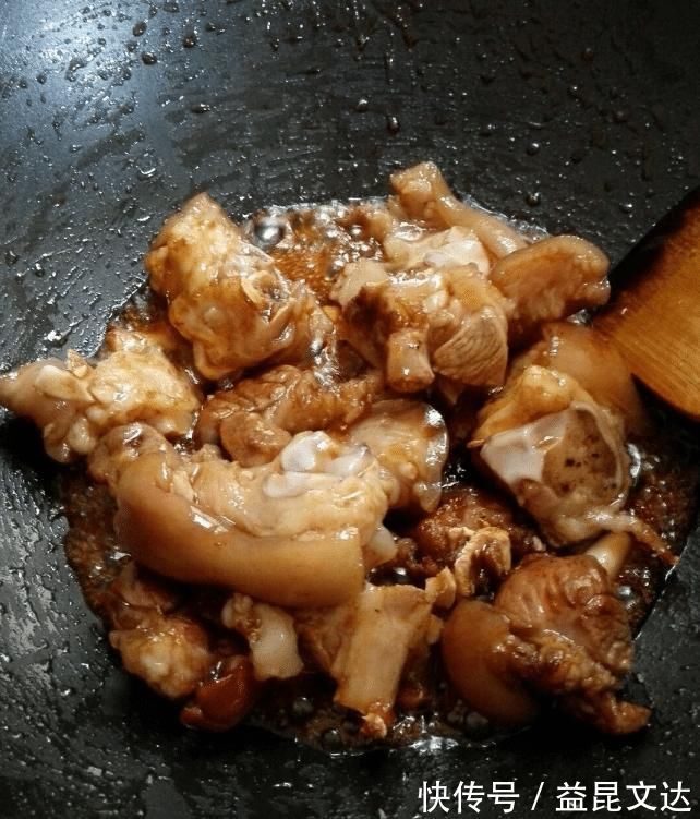 炖猪蹄,厨师长教你“2多3少”,保证软烂鲜香不油腻,一点也不腥