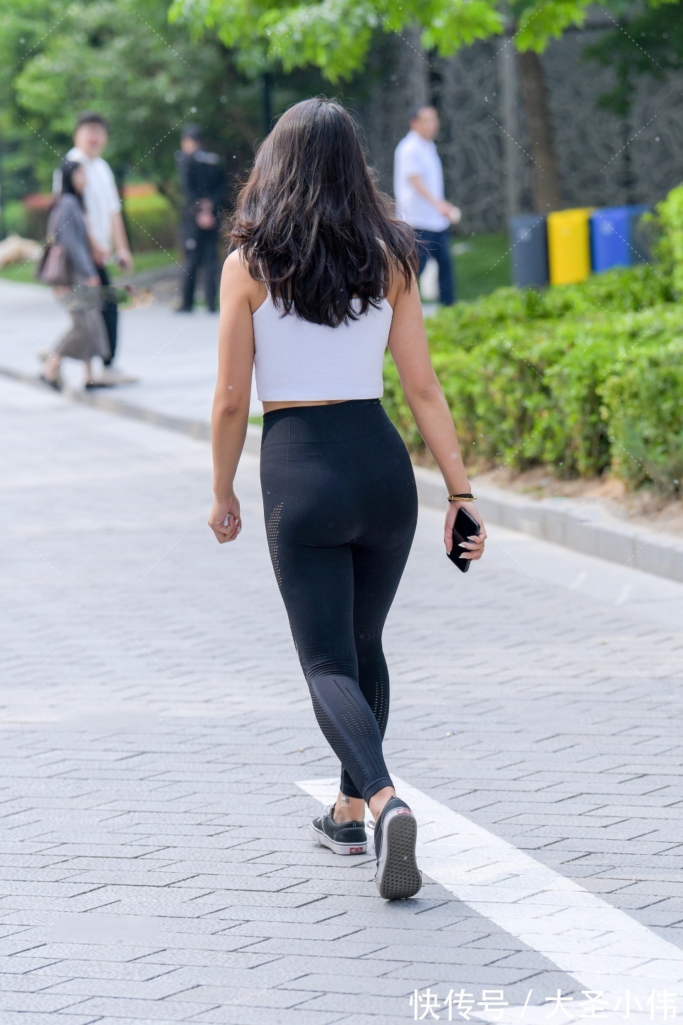 美女|美女街拍:白色小吊带搭配镂空修身裤,清凉舒适,气质独特