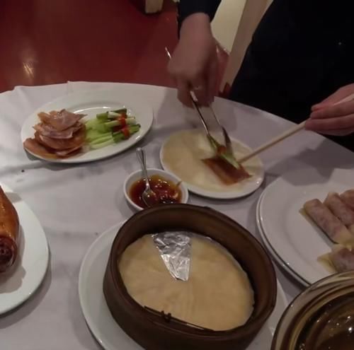 料理|泰国厨师料理烤鸭,第一刀下去就知道啥水平,可惜这一只鸭子了