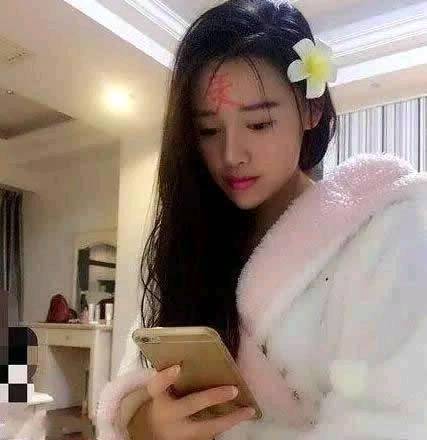 |搞笑图片幽默段子笑话妹子你已经很美了,就不用在额头上画了吧