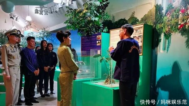 妮娜|诗妮娜亮相开发会,穿半高领看不见脖子,一身混搭身材细如闪电