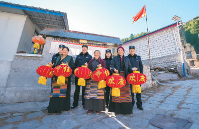 亚东阔步走在幸福大路上（新时代新征程新伟业）