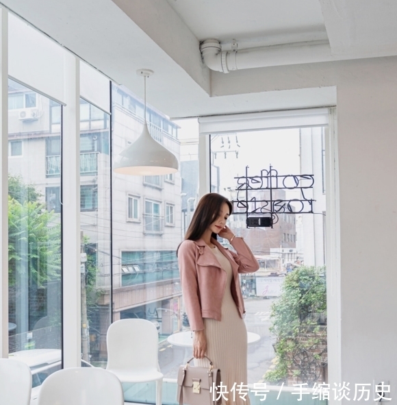 孙允珠穿上裙子的样子,显得格外有魅力,而不轻浮