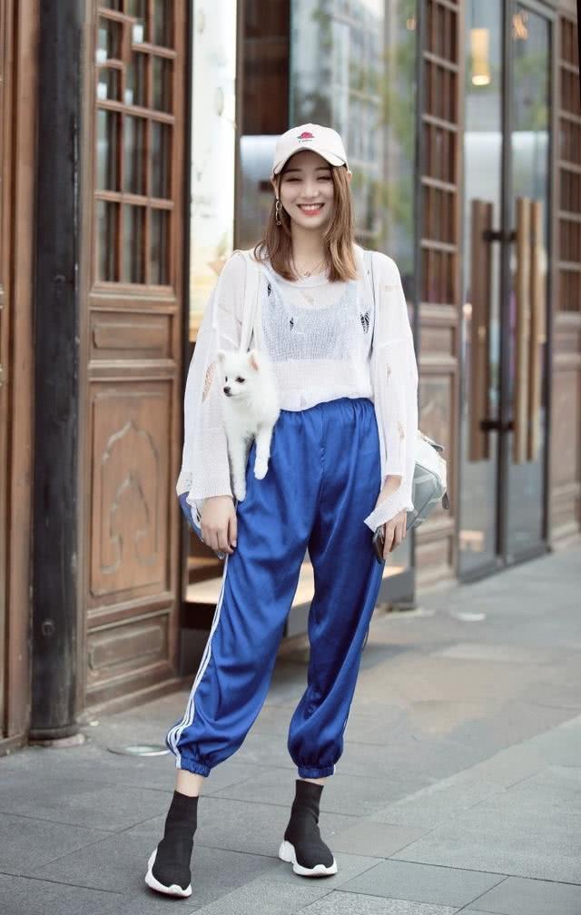 街拍：清爽靓丽的短发美女，穿黑色的吊带连衣裙，时尚大气