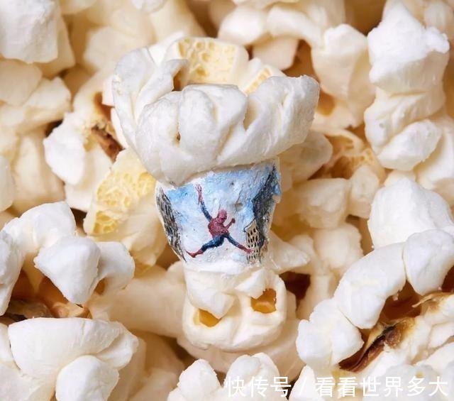 砂糖粒@惊爆眼球!60岁帅大爷在头发丝上画画,米粒、瓜子都给他当画布!