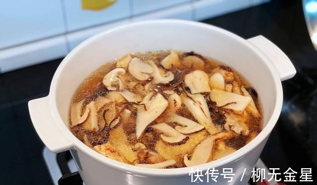 鸡油菌|食菌季|瘦肉松茸汤!