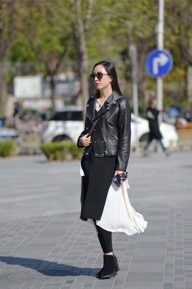 舒适|街拍:一件黑色的吊带背心,搭配低腰的微喇叭牛仔裤,清凉舒适