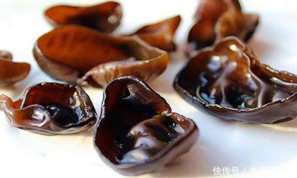 泡木耳,不要直接用清水泡,多加1样,3分钟就能泡发,既快还干净