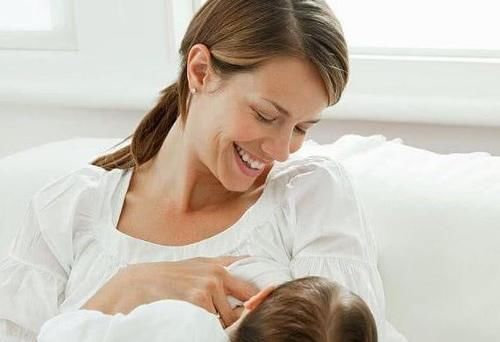 带娃|宝妈在公交车上给娃喂奶,旁边一男子的善意举动,赢得全车人点赞