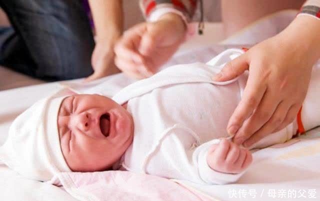 宝宝出生后穿连体衣还是穿分体衣?这件小事有大讲究,要弄清楚