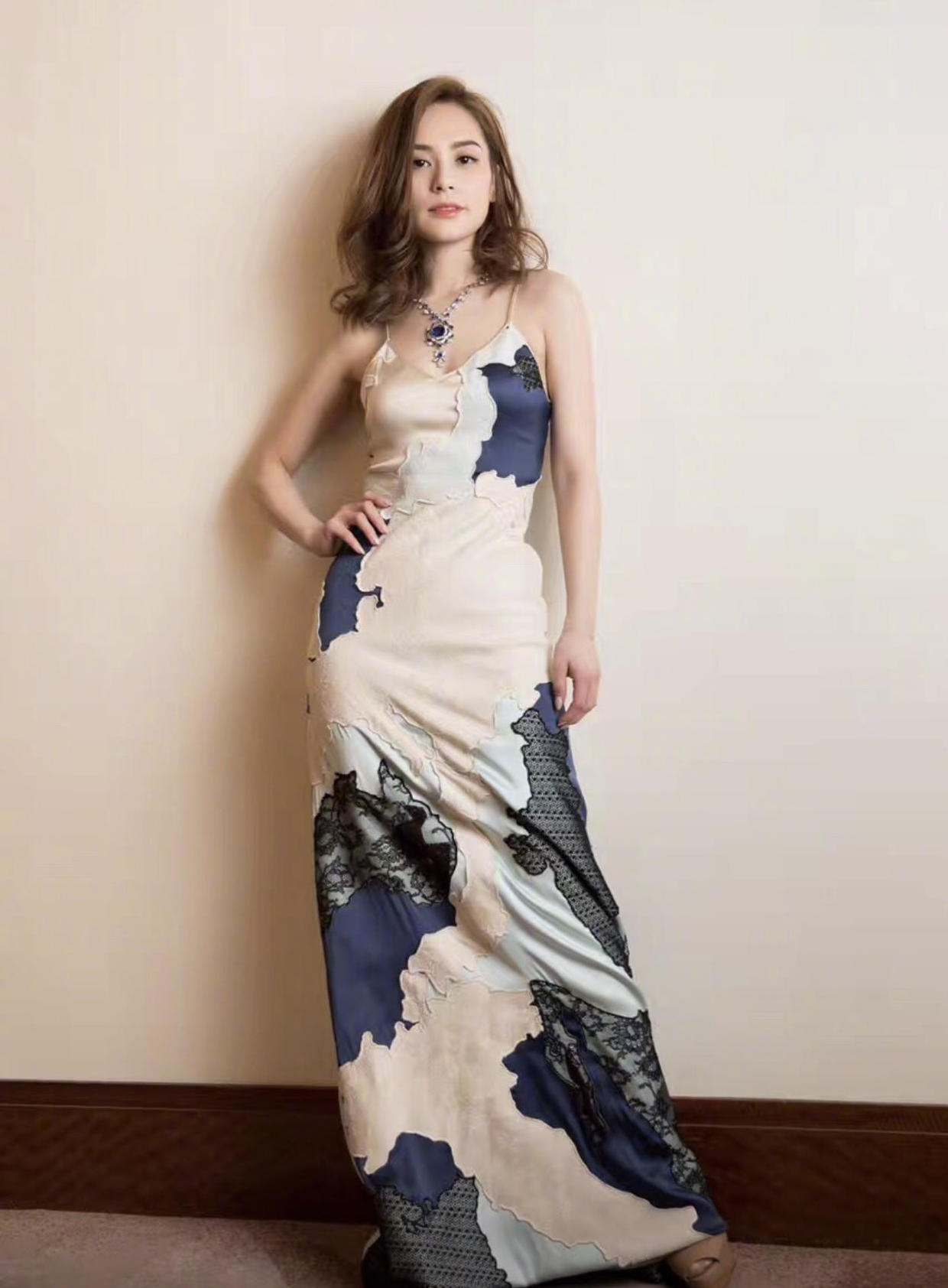 阿娇气质全开,穿黑色吊带连衣裙超洋气,发型有点浮夸,但很吸睛