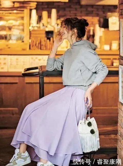 随性|卫衣+半裙=早秋最火混搭套路,时髦又有女人味