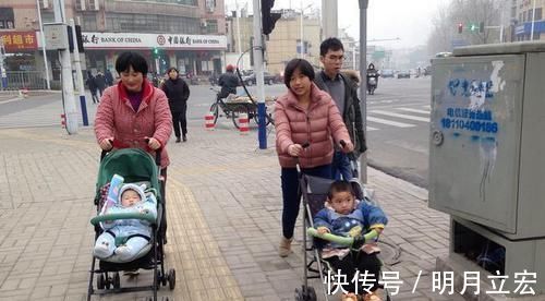 哥哥|45岁妈妈生二胎,大一哥哥被迫开始“带娃”,网友:就当提前练手