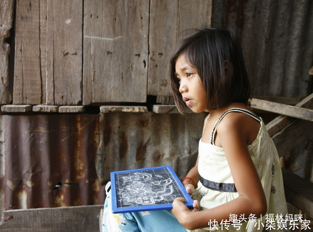 书包|同样背着“麻袋书包”上学,一个被羡慕一个自卑,不怕穷怕“懒”