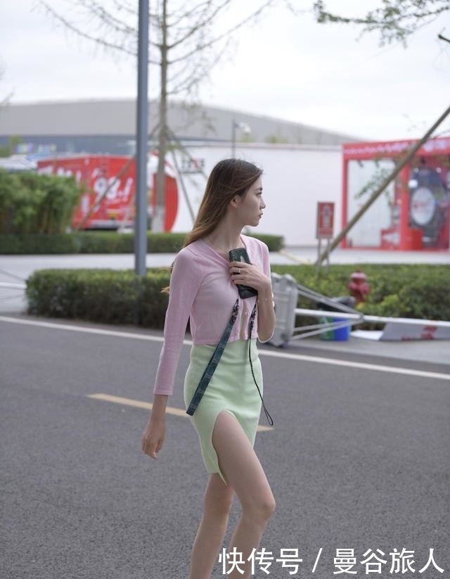 连衣裙是一种时尚，搭配“粉色长袖”，让街头美女秀出苗条身材