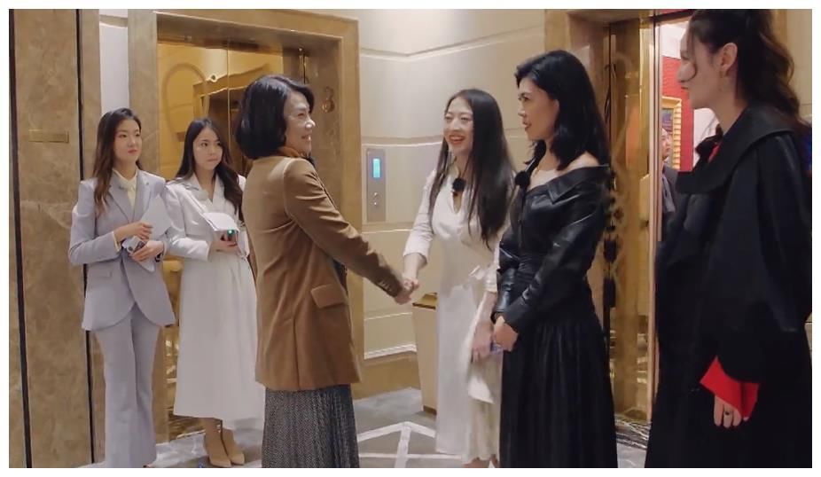 商人|參加茶話會，董明珠和張萌的到場時間，體現(xiàn)出了商人和藝人的差距