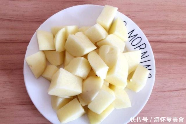 它是天然的碱性食材，女人多吃，嘴巴不臭，头发变黑，皮肤也嫩了