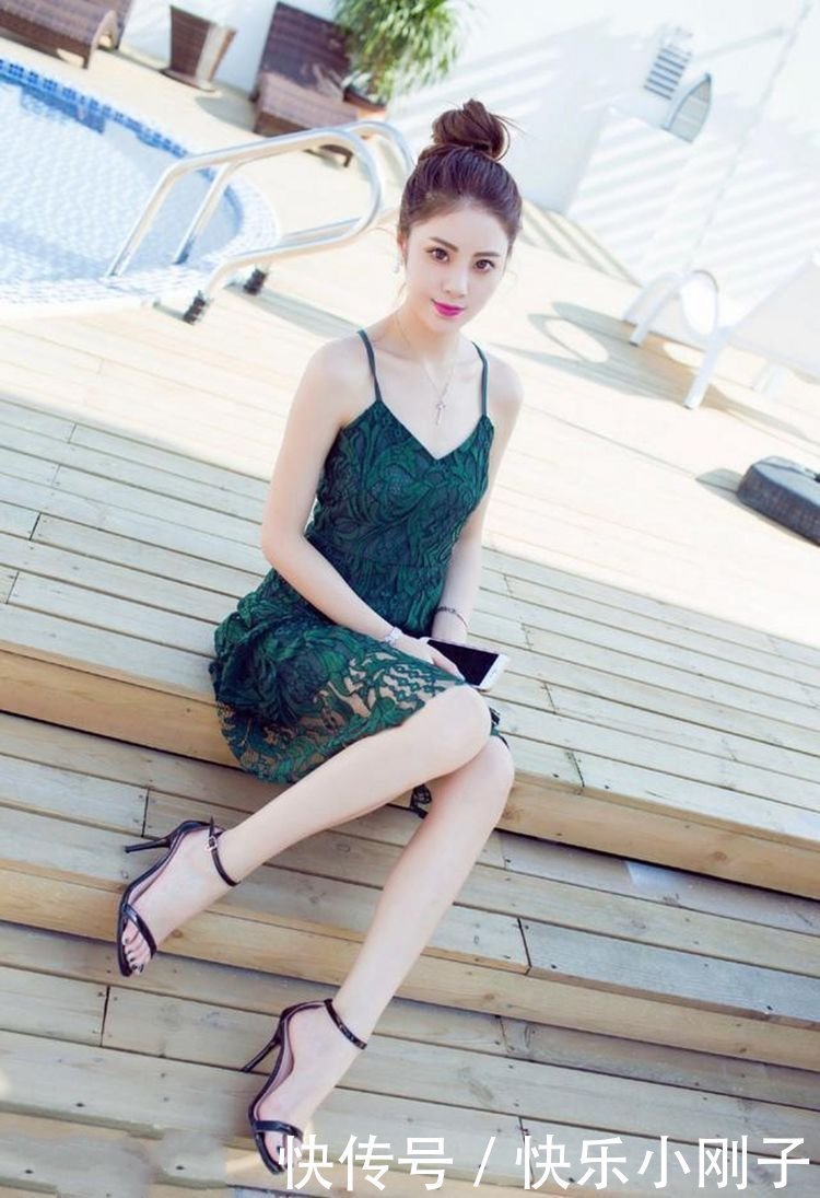 淡色的休闲衫搭配运动瑜伽裤，非常迷人